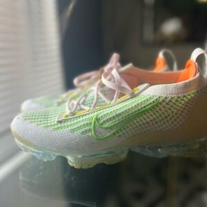 Nike White and Green Sneakers Vapormax!